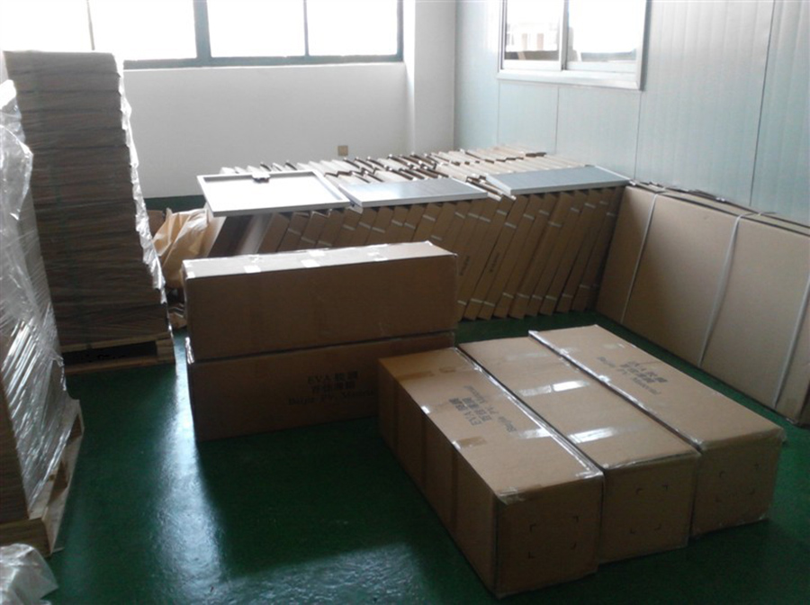 Packaging of finished solar panels in cardboard boxes